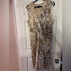 Jones New York beautiful flowy v-neck dress